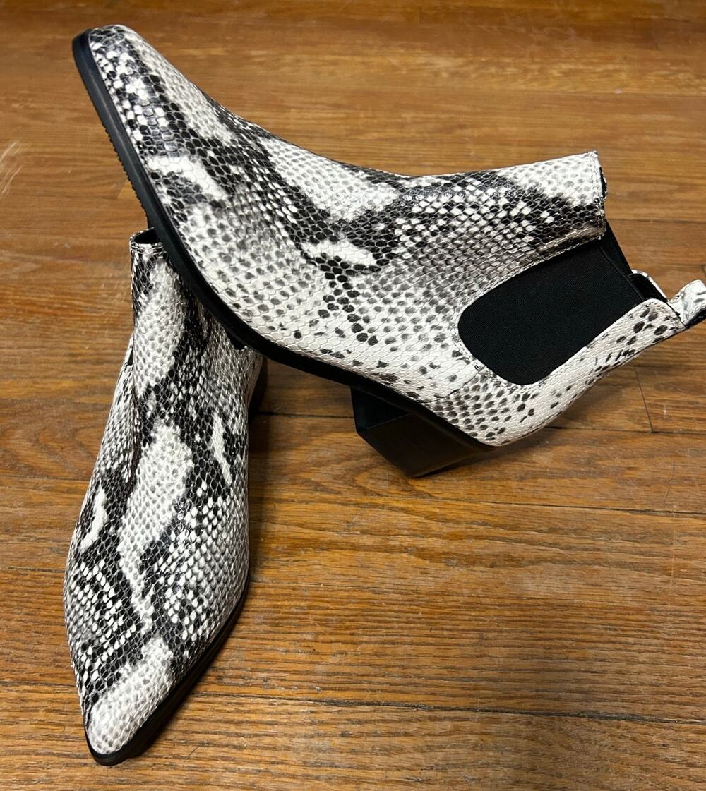 Blondo Emelia Waterproof Snake Print Chelsea Boots Women’s 8M Ankle Bootie NEW